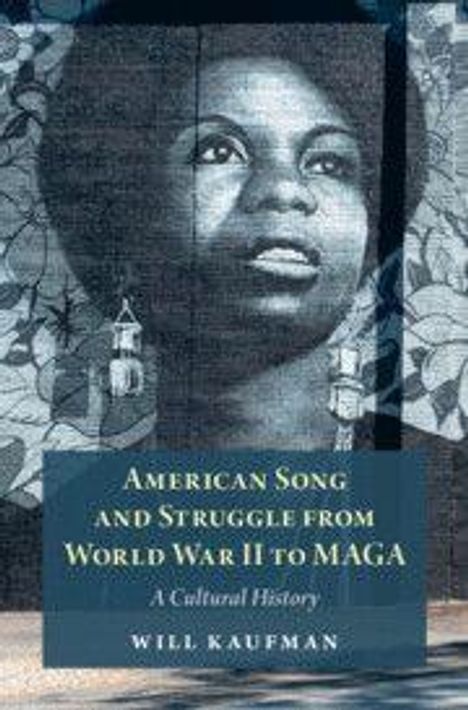 Text: „American Song and Struggle from World War II to MAGA. A Cultural History. Will Kaufman.“ 
Illustration: Frau vor Blattmotiv.