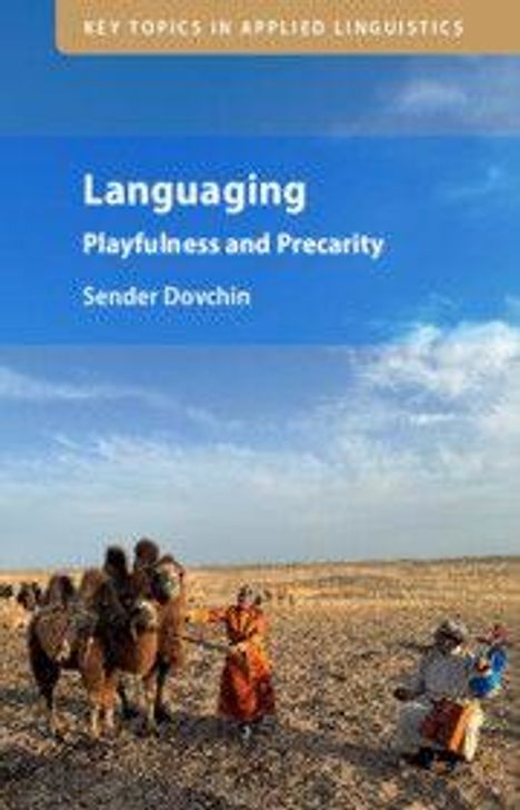 Text: "Languaging: Playfulness and Precarity, Sender Dovchin." Zwei Kamele in einer weiten Landschaft, Personen in traditioneller Kleidung.