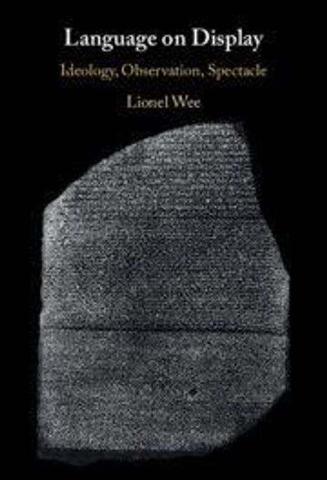 "Language on Display: Ideology, Observation, Spectacle, Lionel Wee". Darstellung eines Steins mit eingraviertem Text.
