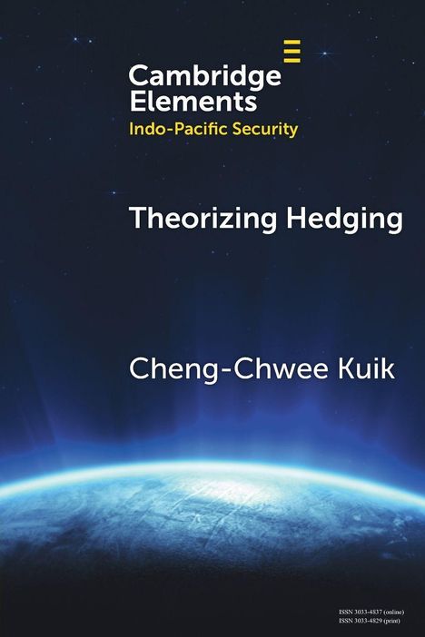 "Theorizing Hedging," "Cheng-Chwee Kuik." Obere Hälfte dunkelblau, untere Hälfte zeigt die Rundung eines Planeten.