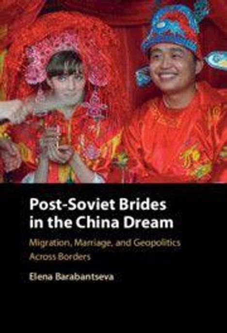 „Post-Soviet Brides in the China Dream: Migration, Marriage, and Geopolitics Across Borders“ von Elena Barabantseva. Zwei Personen in traditioneller, roter Kleidung, eine Frau mit Blumen auf dem Kopf, ein Mann mit einer bunt verzierten Kopfbedeckung.