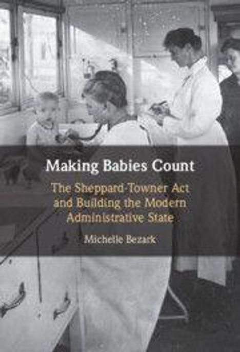 Ein Schwarz-Weiß-Foto mit dem Titel "Making Babies Count: The Sheppard-Towner Act and Building the Modern Administrative State" von Michelle Beoack. Es zeigt zwei Frauen und ein Baby in einem klinischen Umfeld.