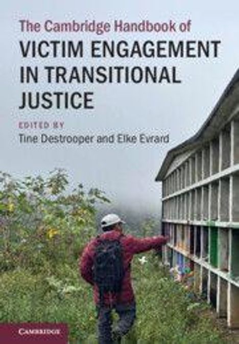 "The Cambridge Handbook of Victim Engagement in Transitional Justice" von Tine Destrooper und Elke Eward. Person vor bunten Wänden.