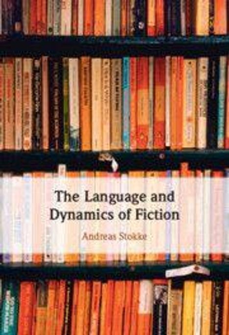 Buchcover: "The Language and Dynamics of Fiction" von Andreas Stokke. Hintergrund: Volle Bücherregale mit bunten Buchrücken.