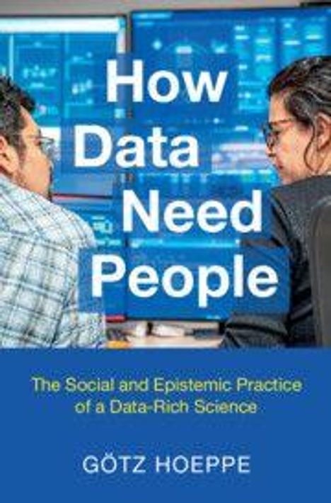 "How Data Need People" von Götz Hoeppe. Zwei Personen vor Bildschirmen, blauer Hintergrund, technische Atmosphäre.