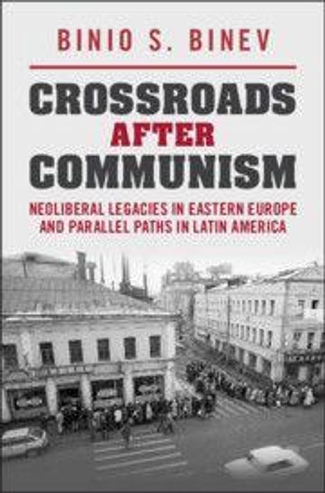 Text: "Crossroads After Communism: Neoliberal Legacies in Eastern Europe and Parallel Paths in Latin America". Schwarz-Weiß-Foto von Menschen in einer Stadt.