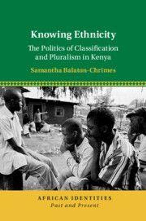 "Knowing Ethnicity: The Politics of Classification and Pluralism in Kenya" von Samantha Balaton-Chrimes. Schwarzweißfoto von Menschen.