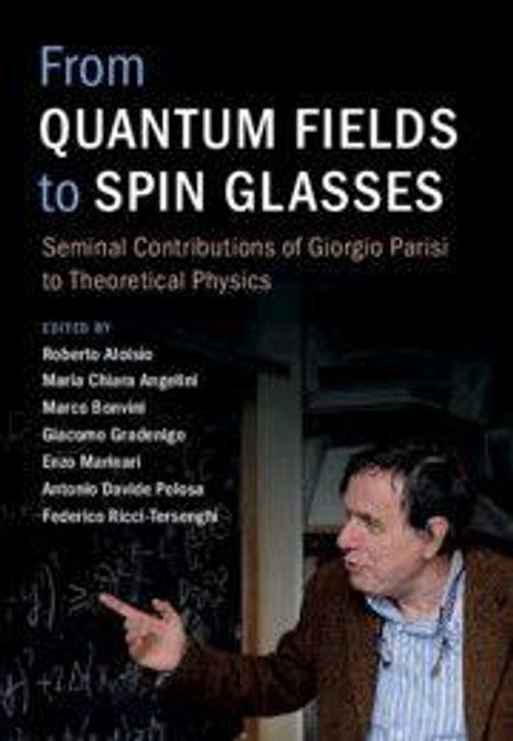 Text: "From Quantum Fields to Spin Glasses: Seminal Contributions of Giorgio Parisi to Theoretical Physics." Ein Mann gestikuliert an einer Tafel mit Formeln.