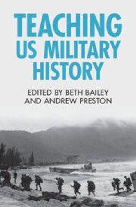 "TEACHING US MILITARY HISTORY" von Beth Bailey und Andrew Preston. Schwarz-weiß Foto von Soldaten am Strand.