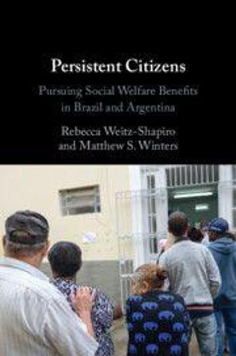 "Persistent Citizens: Pursuing Social Welfare Benefits in Brazil and Argentina" von Rebecca Weitz-Shapiro und Matthew S. Winters. Menschen stehen in einer Warteschlange vor einem Gebäude.