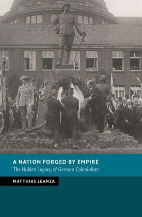 "A Nation Forged by Empire: The Hidden Legacy of German Colonialism" von Matthias Leanza. Menschen stehen vor einer Statue.