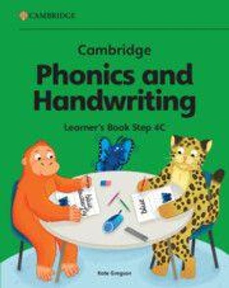 Text: "Cambridge Phonics and Handwriting Learner’s Book Step 4C". Ein Affe und ein Leopard sitzen an einem Tisch mit Schreibblättern.