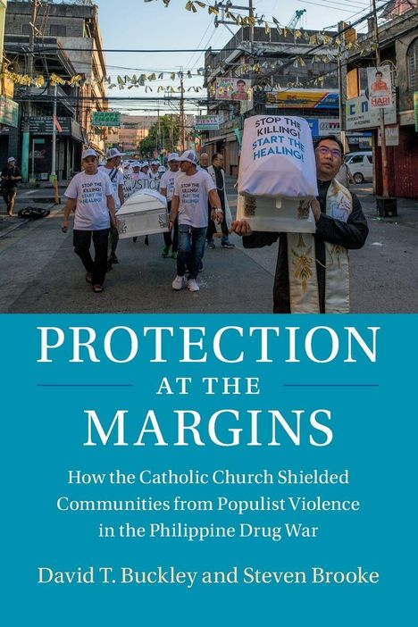 Titel: "PROTECTION AT THE MARGINS". Menschen tragen Särge durch eine belebte Straße.