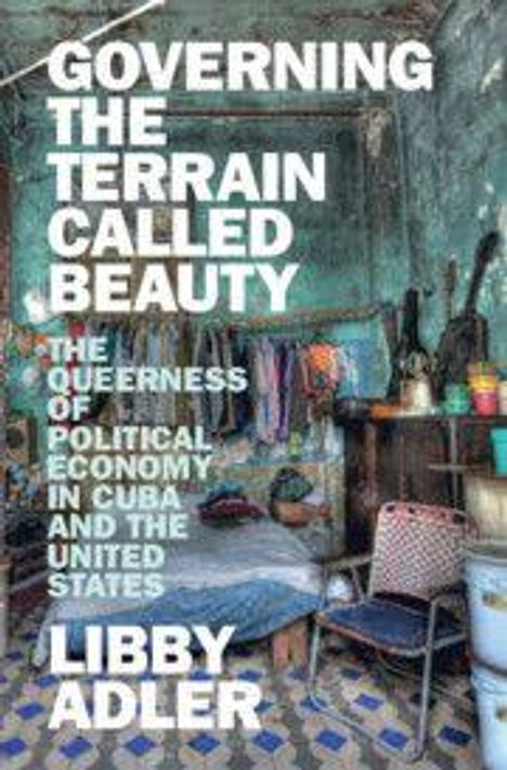 Text: "Governing the Terrain Called Beauty: The Queerness of Political Economy in Cuba and the United States" von Libby Adler. Rustikaler Raum mit blauen Fliesen und Vintage-Möbeln.