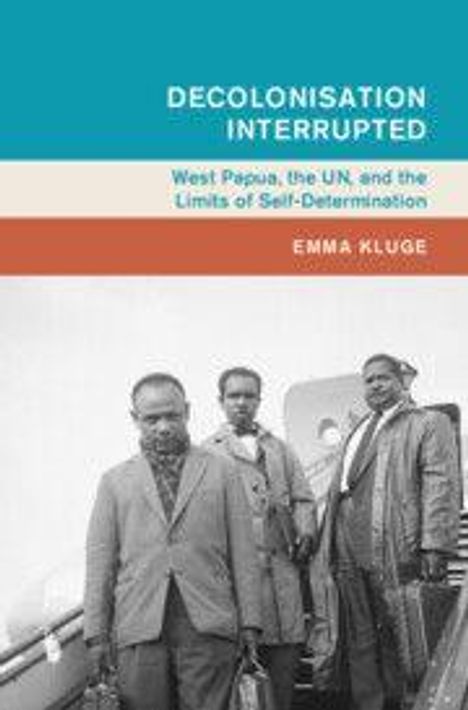 „DECOLONISATION INTERRUPTED. West Papua, the UN, and the Limits of Self-Determination. EMMA KLUGE.“ Drei Personen vor einem Flugzeug.