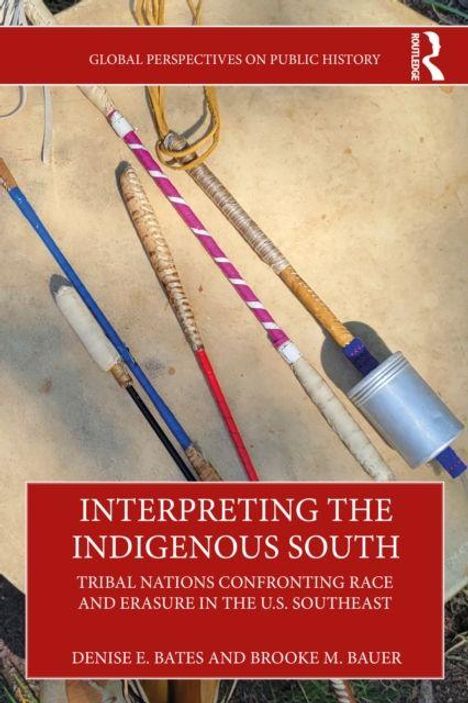 „Interpreting the Indigenous South“, thematisiert Stammesnationen im US-Südosten. Mehrere farbige Stöcke auf beigem Hintergrund.