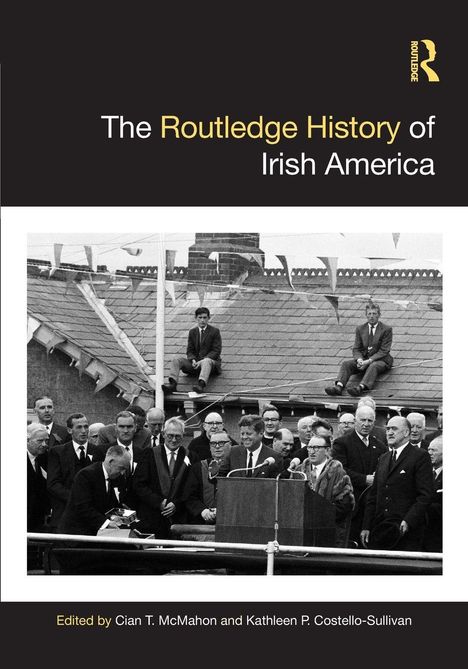 "The Routledge History of Irish America" steht groß über einem schwarz-weißen Foto einer Menschenmenge bei einer Rede.