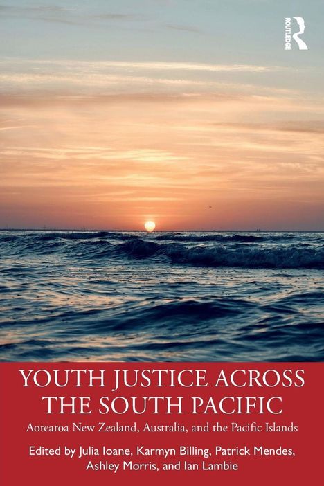 Titel: "Youth Justice Across the South Pacific". Sonnenuntergang über dem Meer, Wellen im Vordergrund. Routledge-Logo oben rechts.
