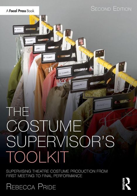 "The Costume Supervisor's Toolkit," Second Edition. Namen auf Kleiderbügeln: Miss Kilgariff, James. Kleidung auf einer Stange.