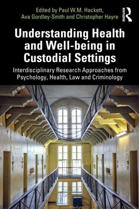 Titel: "Understanding Health and Well-being in Custodial Settings". Foto eines Gefängnisflurs mit Geländern und Fenstern.