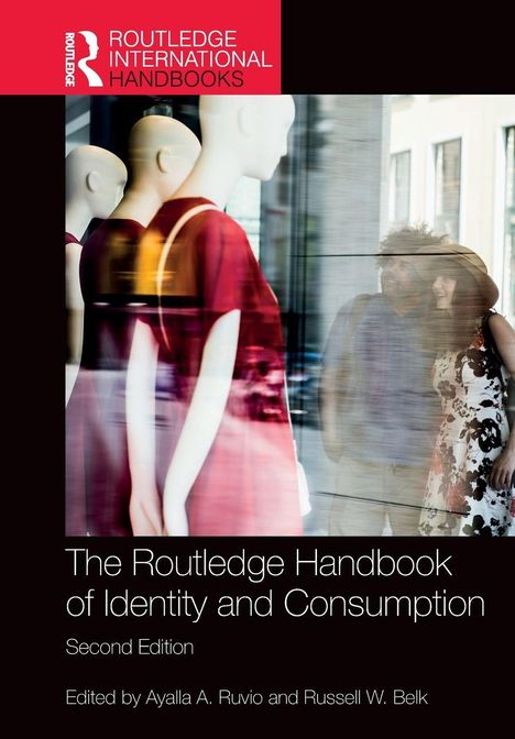 „The Routledge Handbook of Identity and Consumption, Second Edition”, Schaufensterpuppen in rot mit Spiegelbild eines Paars.