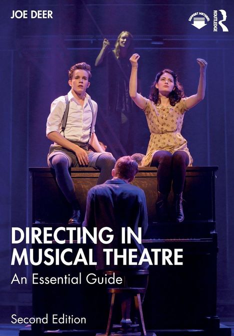 Buchtitel: "Directing in Musical Theatre". Szene mit zwei Personen auf einem Klavier, eine sitzt davor.