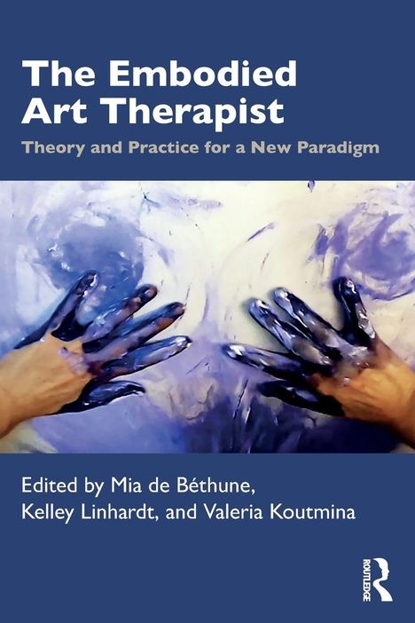 "The Embodied Art Therapist: Theory and Practice for a New Paradigm." Zwei Hände mit blauer Farbe auf Leinwand.