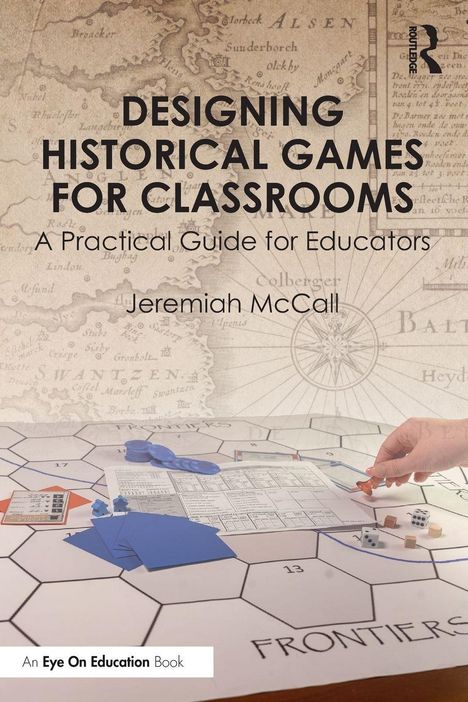 Text auf einer alten Karte: Designing Historical Games for Classrooms. Hand bewegt Spielfiguren auf Spielbrett.