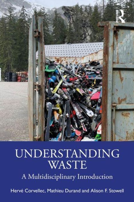 „UNDERSTANDING WASTE: A Multidisciplinary Introduction“ von Hervé Corvellec, Mathieu Durand und Alison F. Stowell. Ein Container voller Skier vor einem Wald.