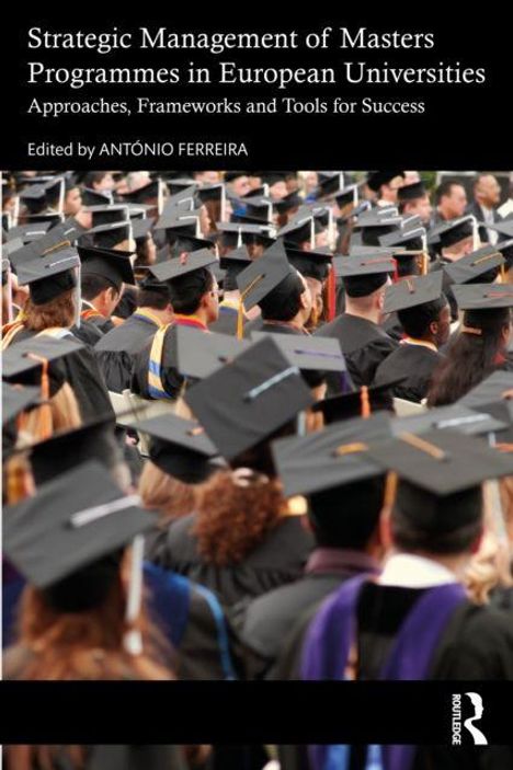 Text: "Strategic Management of Masters Programmes in European Universities" von António Ferreira. Menschen mit Doktorhüten.