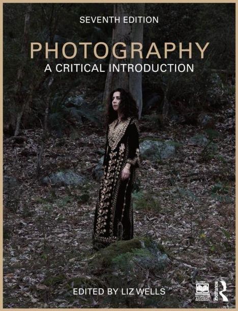 "SEVENTH EDITION", "PHOTOGRAPHY A CRITICAL INTRODUCTION", "EDITED BY LIZ WELLS". Eine Frau im Wald in einem schwarzen Kleid.