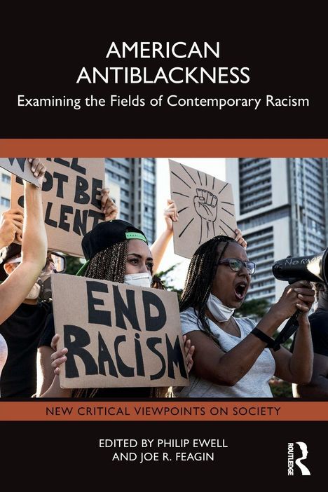 Buchtitel: "American Antiblackness". Zwei Frauen protestieren mit Schildern: "End Racism", "We Will Not Be Silent".