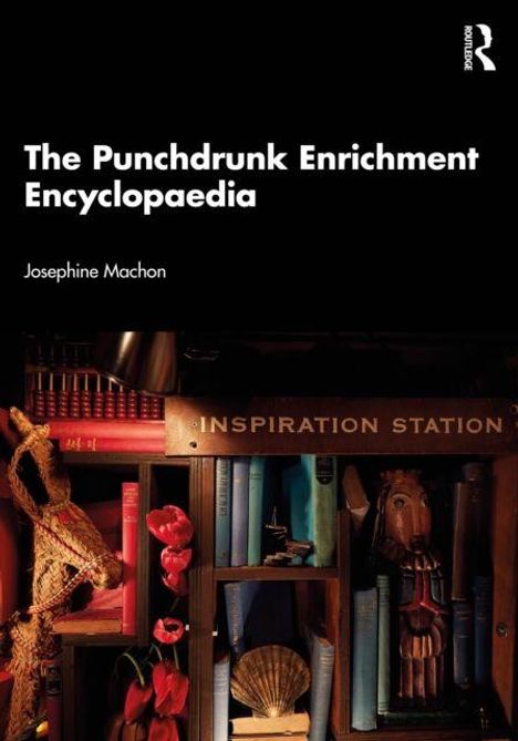 Text: "The Punchdrunk Enrichment Encyclopaedia" von Josephine Machon und "Inspiration Station". Bücherregal mit Dekorationen.