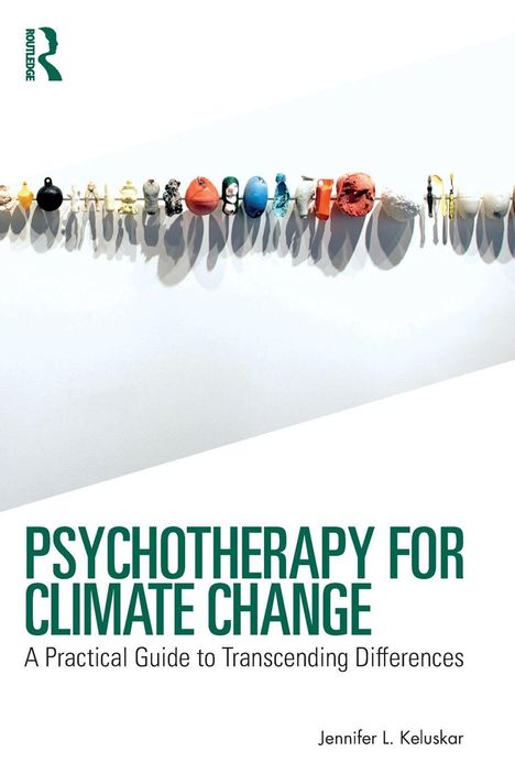Logo links: "Routledge". Text: "PSYCHOTHERAPY FOR CLIMATE CHANGE", "A Practical Guide to Transcending Differences". Objekte an Wand.
