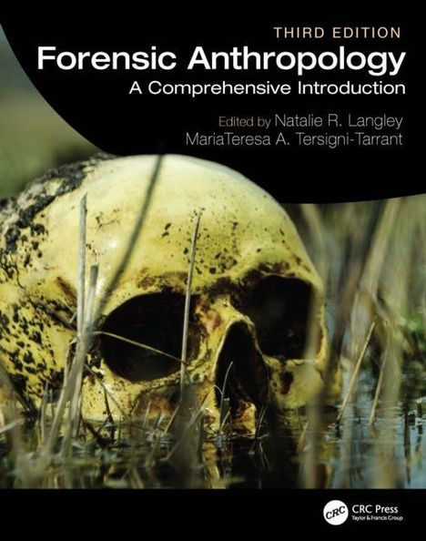 Forensic Anthropology: Third Edition; A Comprehensive Introduction. Ein Schädel im Gras, teilweise im Wasser liegend.