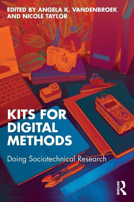 "Kits for Digital Methods: Doing Sociotechnical Research" steht im Vordergrund. Oben Pflanzen, Kamera, Laptop.