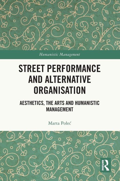 Text: "Street Performance and Alternative Organisation: Aesthetics, The Arts and Humanistic Management" von Marta Połeć. Hintergrund: grünes Muster mit geschwungenen Linien und Blättern. Links unten ein Logo.