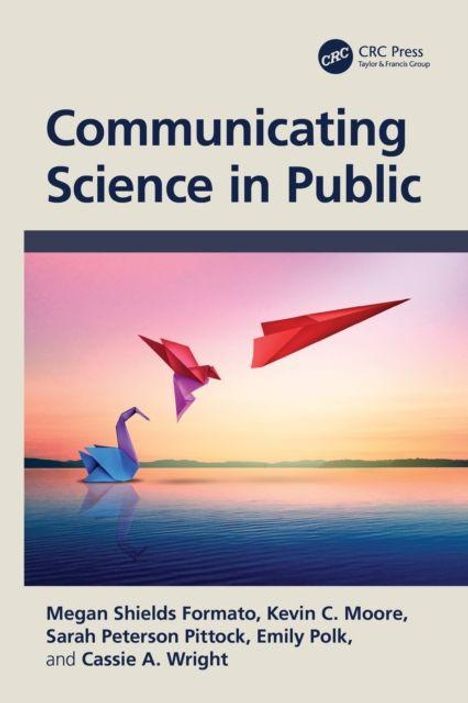 "Communicating Science in Public" von Megan S. Formato, Kevin C. Moore, Sarah P. Pittock, Emily Polk und Cassie A. Wright. Origami-Vögel fliegen über Wasser bei Sonnenuntergang.