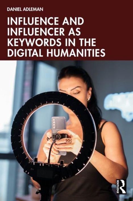 Titel: "Influence and Influencer as Keywords in the Digital Humanities". Frau mit Smartphone und Ringlicht.