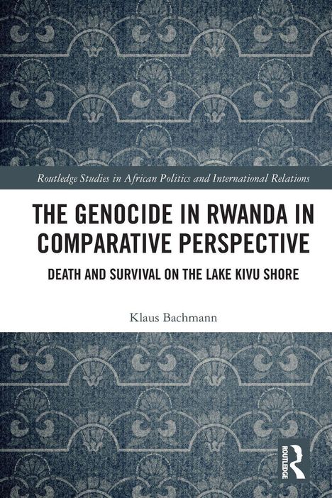 „The Genocide in Rwanda in Comparative Perspective“ von Klaus Bachmann. Blau-graues, gemustertes Hintergrundmotiv.