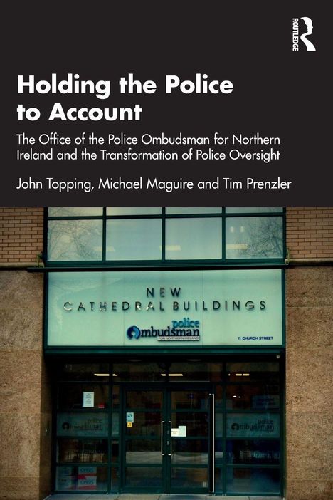 "Text: Holding the Police to Account. Autoren: John Topping, Michael Maguire, Tim Prenzler. Gebäude mit Glasfront."