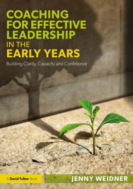 „Coaching for Effective Leadership in the Early Years“; ein junger Spross wirft einen großen Schatten auf die Wand.
