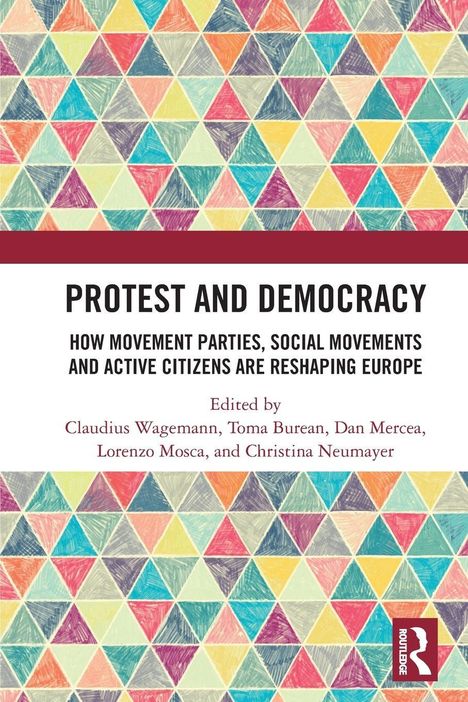 „PROTEST AND DEMOCRACY“ Text auf geometrischem Muster aus bunten Dreiecken. Unten links ein quadratisches Logo.