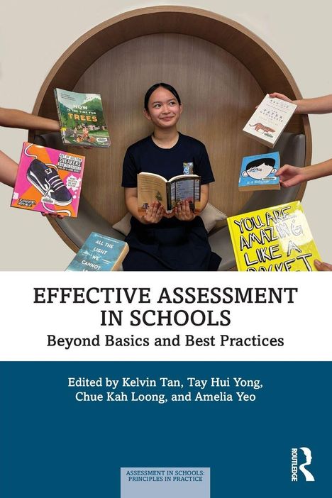 "Effective Assessment in Schools: Beyond Basics and Best Practices" steht über einem Foto mit einer Person, die ein Buch hält.