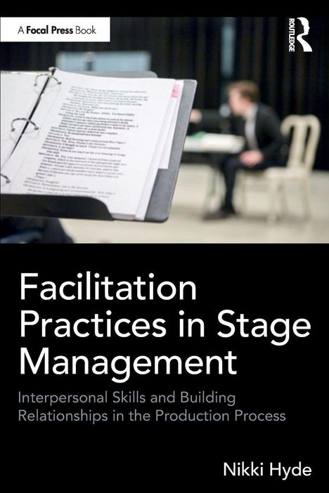 Buchtitel: "Facilitation Practices in Stage Management" von Nikki Hyde. Im Hintergrund ein Raum mit einem Tisch.