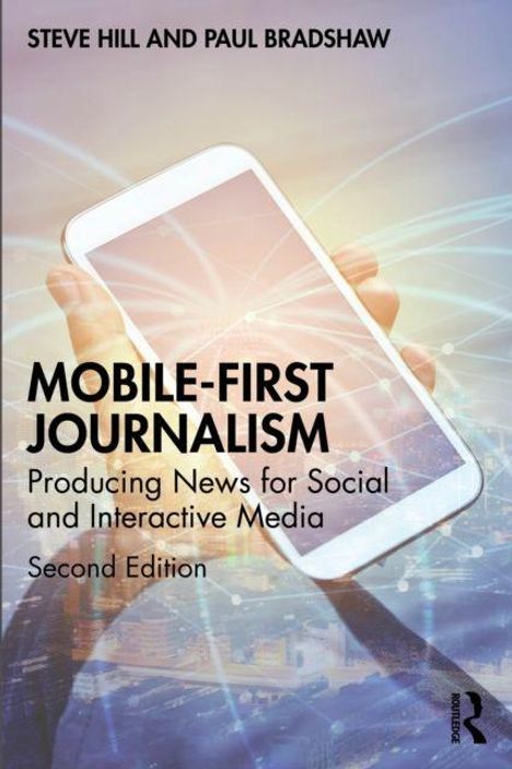 Oben der Text: "Steve Hill and Paul Bradshaw". In der Mitte: "Mobile-First Journalism". Hintergrund: Eine Hand hält ein Smartphone.