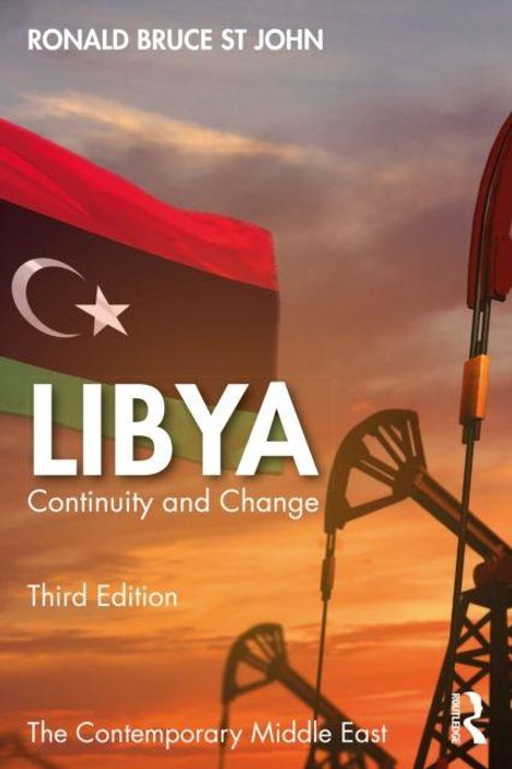 "LIBYA Continuity and Change, Third Edition. Ronald Bruce St John. Die libysche Flagge und Ölpumpen im Sonnenuntergang."