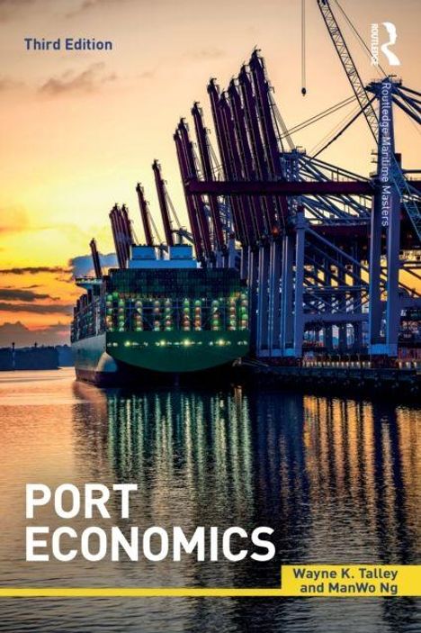 Dritter Auflage. Port Economics. Wayne K. Talley und ManWo Ng. Ein Frachtschiff im Hafen bei Sonnenuntergang.
