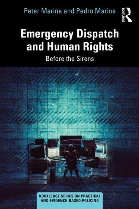 "Emergency Dispatch and Human Rights: Before the Sirens" von Peter und Pedro Marina. Person vor Bildschirmen in dunklem Raum.