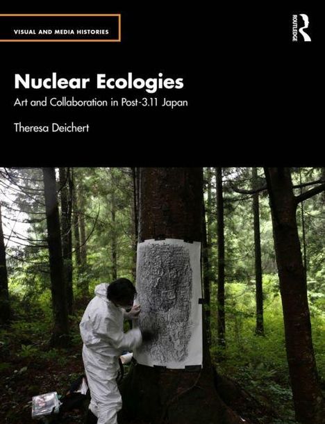 Oben steht: "Nuclear Ecologies: Art and Collaboration in Post-3.11 Japan". Eine Person in Schutzanzug arbeitet an einem Baum.